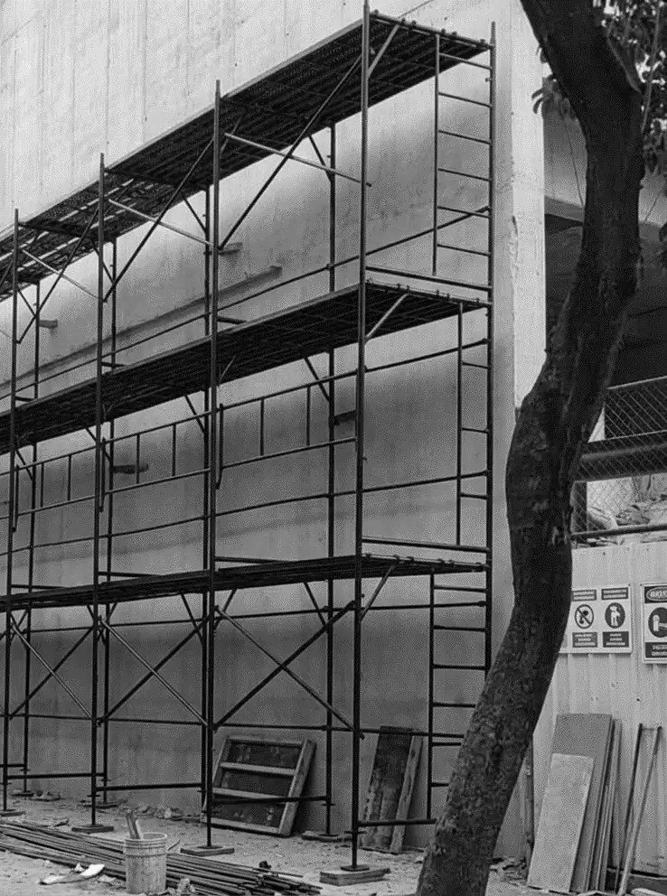 Andaime fachadeiro instalado na fachada de um edifício