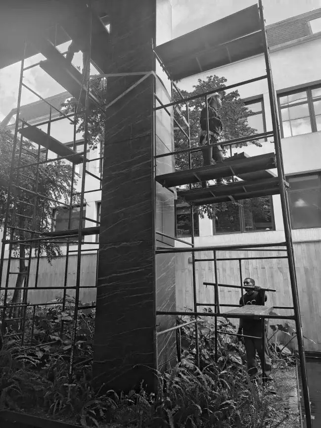Andaime tubular montado junto a coluna de mármore