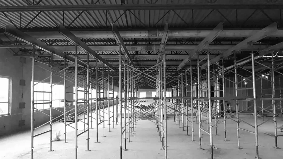 Escoramento em torres modulares em galpão